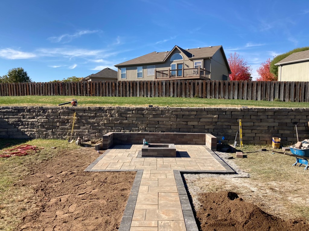 patio-pavers-outdoor-living-space-firepit